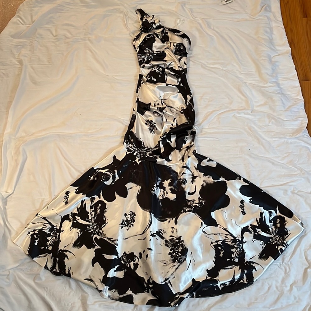 Black and white flower print one shoulder mermaid dress